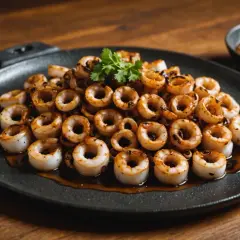 Délicieux chipirons à la plancha, grillés à la perfection et nappés d'une sauce savoureuse. Une assiette qui invite à la dégustation.
