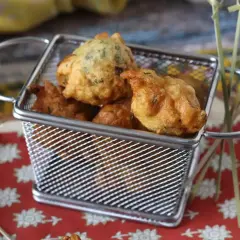 Accras de morue antillais dorés et croustillants dans une petite friteuse. Parfait pour une recette antillaise.