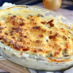 Un délicieux gratin de poisson crémeux, doré au four avec du fromage râpé, prêt à être dégusté.