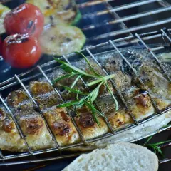 Dorade grillée avec tomates et courgettes, un délice pour le temps de cuisson barbecue.