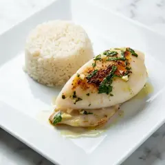 Seiche cuite à l'eau, servie avec du riz. Le temps de cuisson seiche à l'eau est court pour garder sa tendreté.