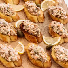 Bruschettas garnies de rillettes de sardines, câpres et quartiers de citron. Un délice pour l'apéritif.