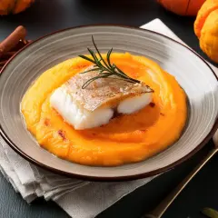 Délicieuse recette lieu jaune sur purée de courge, garnie de romarin. Ambiance automnale avec citrouilles et cannelle.