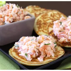 Mini blinis garnis de rillettes de saumon, un délice frais et savoureux.