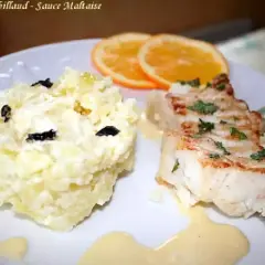 Dos de cabillaud poêlé, purée de pommes de terre aux olives, garni de sauce maltaise et de rondelles d'orange.
