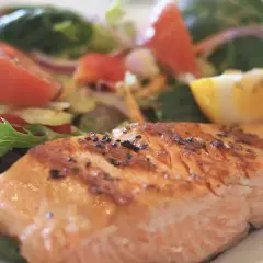Un délicieux filet de saumon grillé, parfaitement assaisonné, servi avec une salade fraîche et colorée. Un accompagnement poisson idéal pour un repas léger et savoureux.
