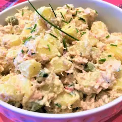 Salade de pommes de terre et thon crémeuse, garnie de ciboulette fraîche. Un délice pour un repas léger.