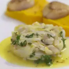 Délicieuse recette saint jacques butternut : tartare de poisson frais, purée de courge et noix de Saint-Jacques poêlées.