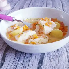 Délicieuse marmite du pêcheur avec poisson blanc, pommes de terre et carottes dans une sauce crémeuse. Un plat réconfortant.