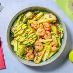 Salade colorée avec crevettes, avocat, pommes de terre et radis. Une recette fraîche et légère.