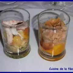 Deux verrines garnies : une avec langoustine et légumes, l'autre avec une préparation dorée et crumble.