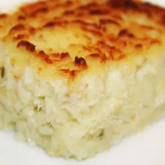 Un morceau de brandade de poisson gratinée, prêt à être dégusté. Une recette savoureuse et réconfortante.