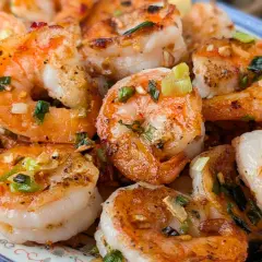 Crevettes sautées chinoises, parfumées à l'ail et à la ciboule, servies avec un quartier de citron. Un délice !