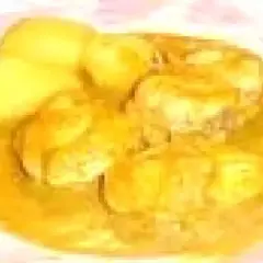 Un plat de bourride de lotte, avec des morceaux de poisson dans une sauce dorée et des pommes de terre.