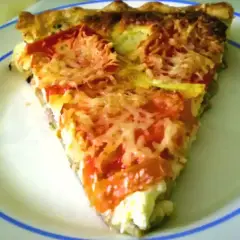 Tranche de tarte au thon, tomates et fromage râpé, parfaite pour une recette tarte au thon facile et savoureuse.