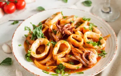 Délicieuse cuisson lamelle d'encornet à la poêle, garnie de persil frais. Un plat savoureux et coloré.