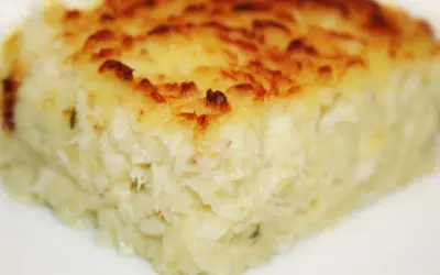 Un morceau de brandade de poisson gratinée, prêt à être dégusté. Une recette savoureuse et réconfortante.