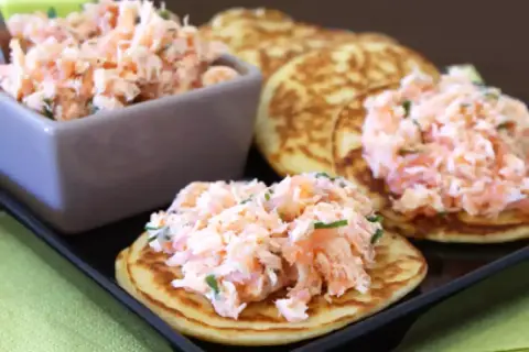 Mini blinis garnis de rillettes de saumon, un délice frais et savoureux.