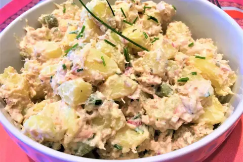Salade de pommes de terre et thon crémeuse, garnie de ciboulette fraîche. Un délice pour un repas léger.