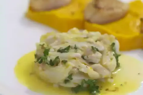 Délicieuse recette saint jacques butternut : tartare de poisson frais, purée de courge et noix de Saint-Jacques poêlées.