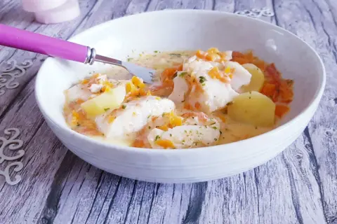 Délicieuse marmite du pêcheur avec poisson blanc, pommes de terre et carottes dans une sauce crémeuse. Un plat réconfortant.
