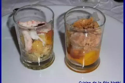 Deux verrines garnies : une avec langoustine et légumes, l'autre avec une préparation dorée et crumble.