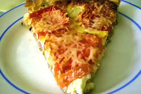Tranche de tarte au thon, tomates et fromage râpé, parfaite pour une recette tarte au thon facile et savoureuse.