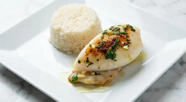 Seiche cuite à l'eau, servie avec du riz. Le temps de cuisson seiche à l'eau est court pour garder sa tendreté.