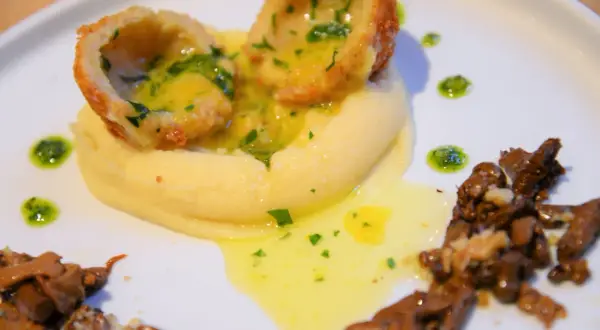 Délicieuse recette de coques farcies, servies sur une purée onctueuse, arrosées d'une sauce au beurre et accompagnées de champignons.