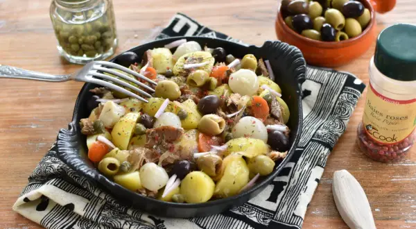 Salade de pommes de terre et hareng avec olives, câpres et oignons. Un délice pour les amateurs de salade pomme de terre hareng.