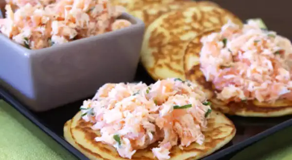 Mini blinis garnis de rillettes de saumon, un délice frais et savoureux.