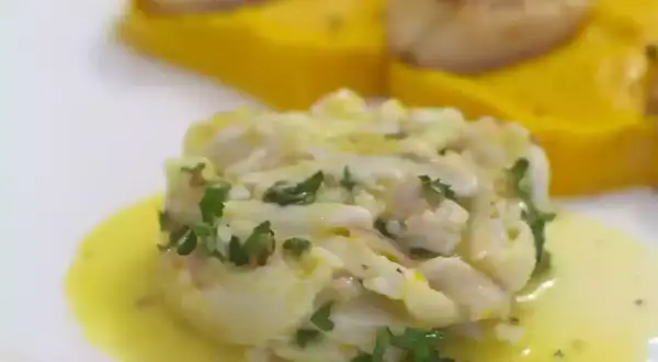 Délicieuse recette saint jacques butternut : tartare de poisson frais, purée de courge et noix de Saint-Jacques poêlées.