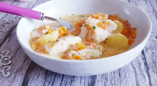 Délicieuse marmite du pêcheur avec poisson blanc, pommes de terre et carottes dans une sauce crémeuse. Un plat réconfortant.