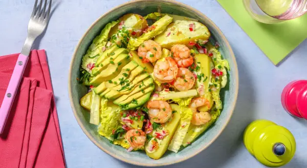 Salade colorée avec crevettes, avocat, pommes de terre et radis. Une recette fraîche et légère.