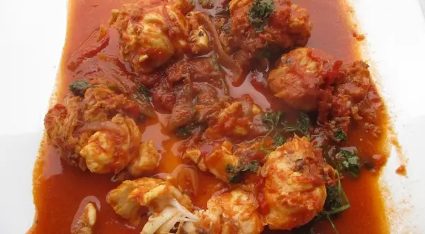 Homard à l'américaine facile, des morceaux de homard tendres dans une sauce tomate savoureuse, parfaits pour un repas rapide.