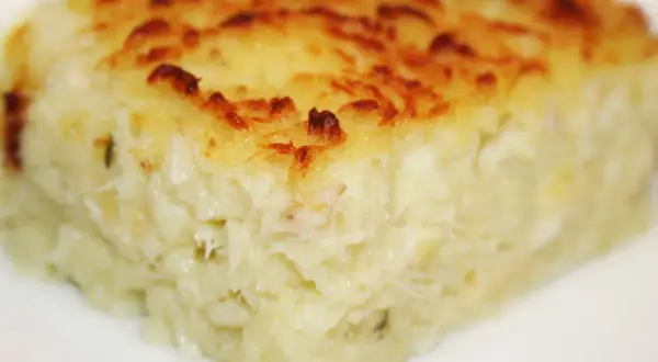 Un morceau de brandade de poisson gratinée, prêt à être dégusté. Une recette savoureuse et réconfortante.