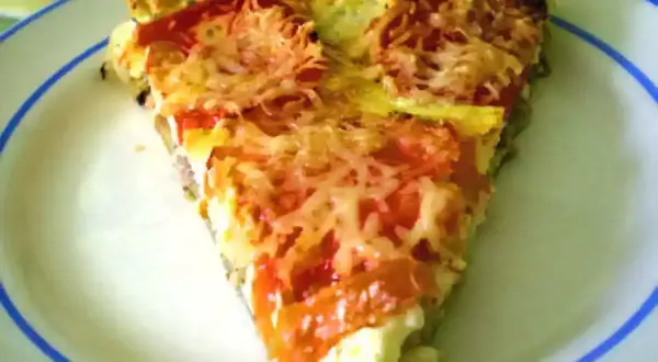 Tranche de tarte au thon, tomates et fromage râpé, parfaite pour une recette tarte au thon facile et savoureuse.