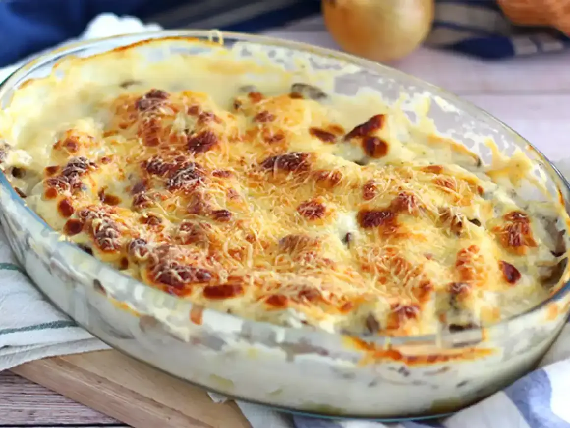 Un délicieux gratin de poisson crémeux, doré au four avec du fromage râpé, prêt à être dégusté.