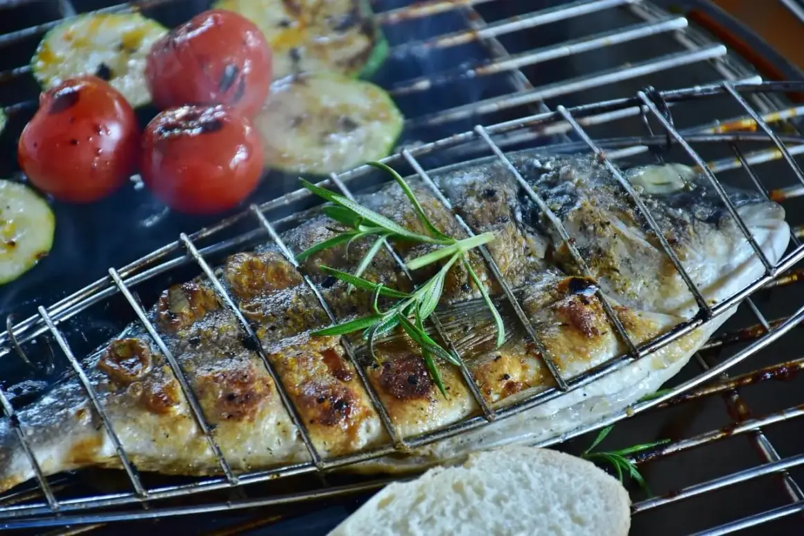 Dorade grillée avec tomates et courgettes, un délice pour le temps de cuisson barbecue.
