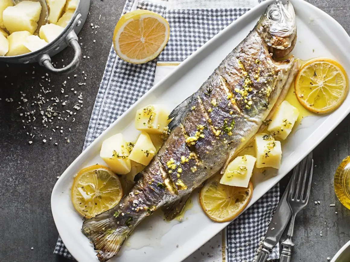 Poisson entier au barbecue, garni de citron et de pommes de terre. Un délice simple et savoureux.