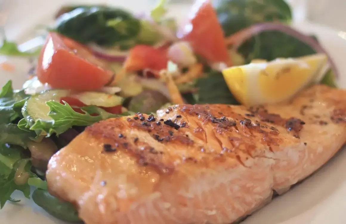 Un délicieux filet de saumon grillé, parfaitement assaisonné, servi avec une salade fraîche et colorée. Un accompagnement poisson idéal pour un repas léger et savoureux.