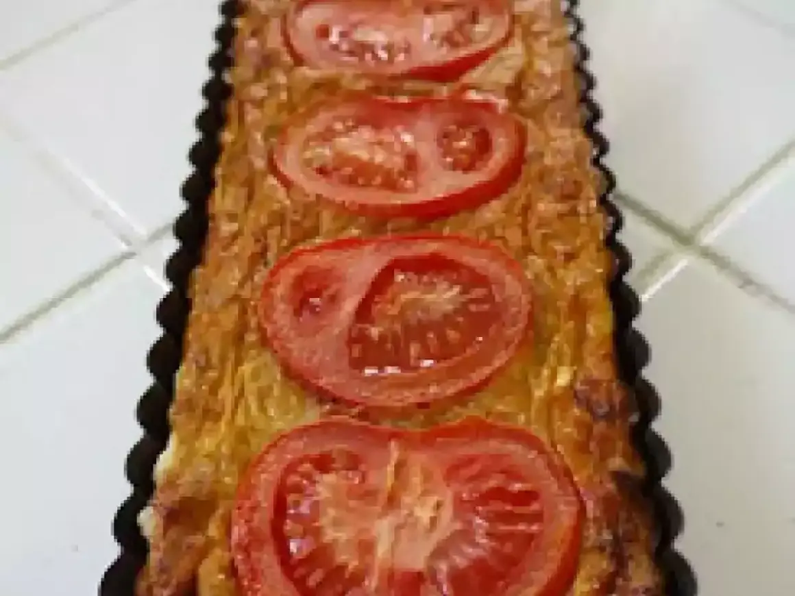 Quiche rectangulaire garnie de thon, tomate et moutarde, prête à être dégustée.