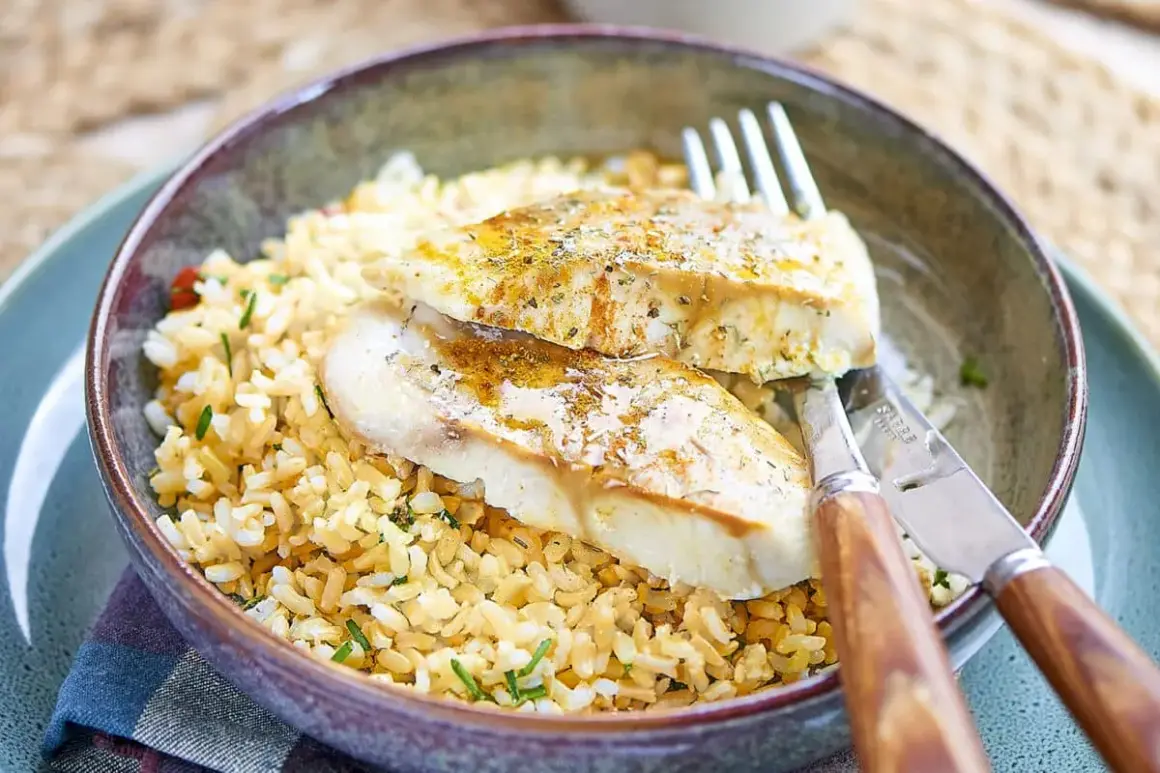 Deux filets de poisson blanc, assaisonnés et servis sur un lit de riz. Le lieu noir est-il un bon poisson ? Oui, il est délicieux ainsi !