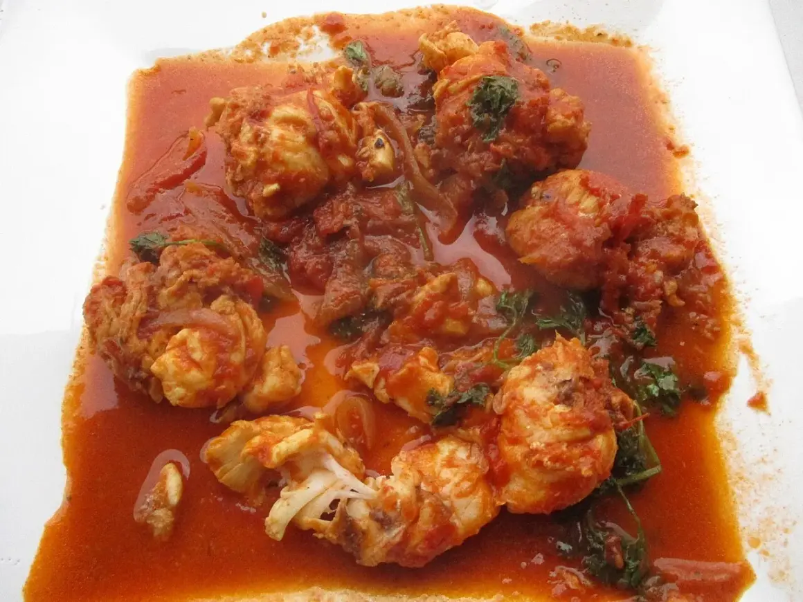 Homard à l'américaine facile, des morceaux de homard tendres dans une sauce tomate savoureuse, parfaits pour un repas rapide.