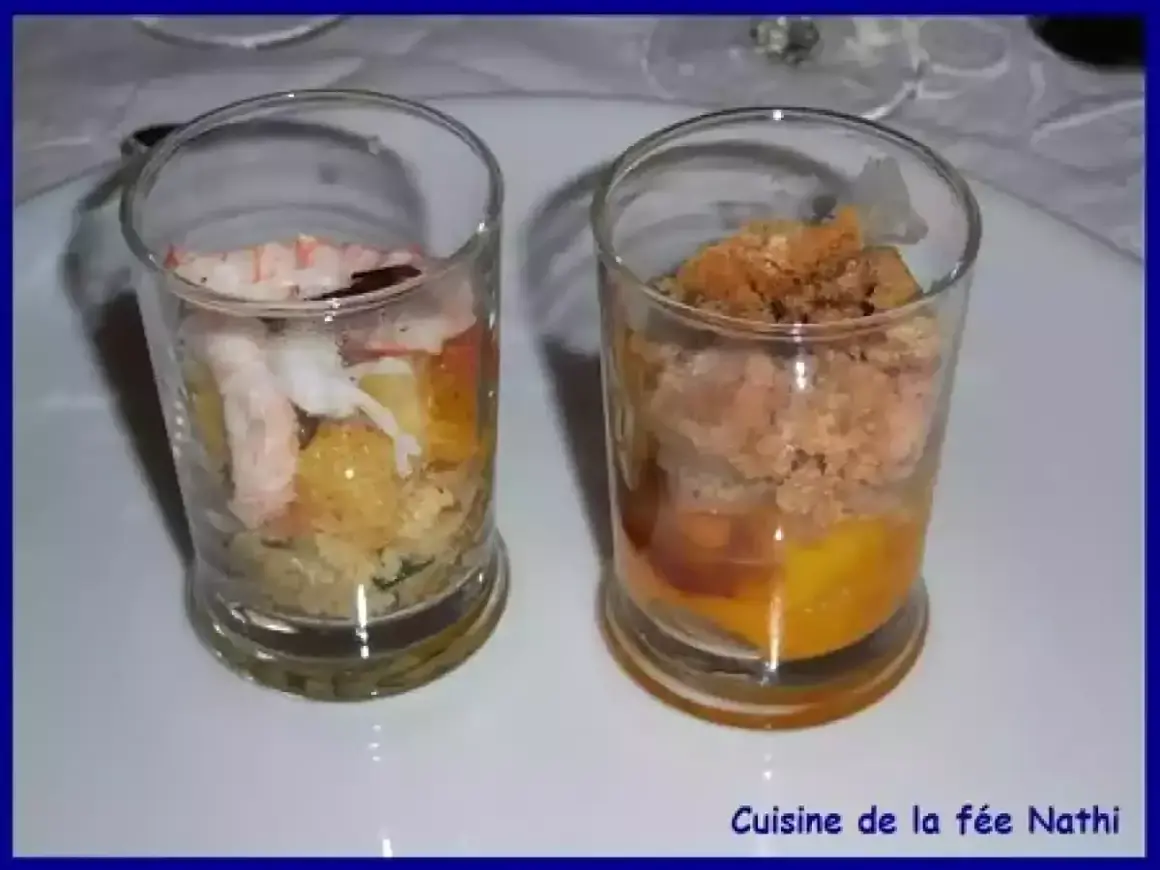 Deux verrines garnies : une avec langoustine et légumes, l'autre avec une préparation dorée et crumble.
