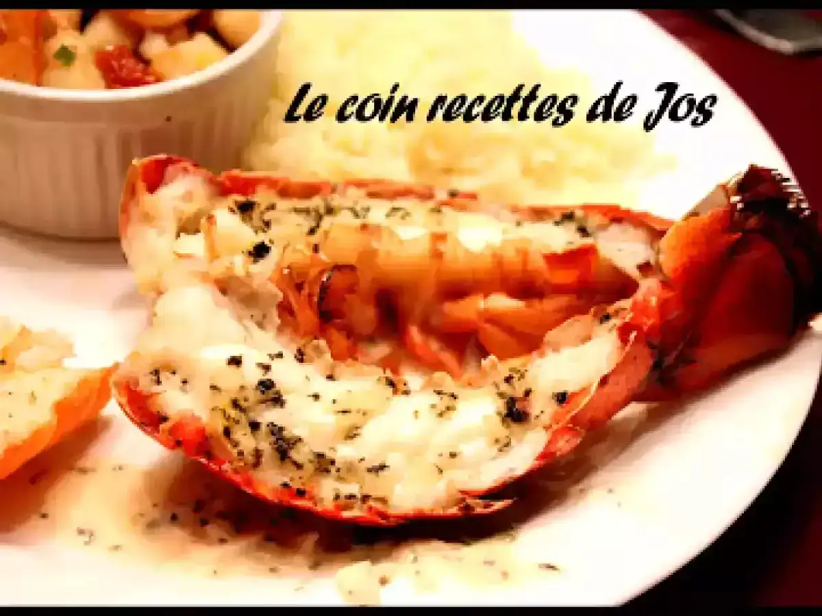 Un d&eacute;licieux homard grill&eacute;, assaisonn&eacute; d'herbes, servi avec une pur&eacute;e cr&eacute;meuse et une petite salade. Un plat de roi !