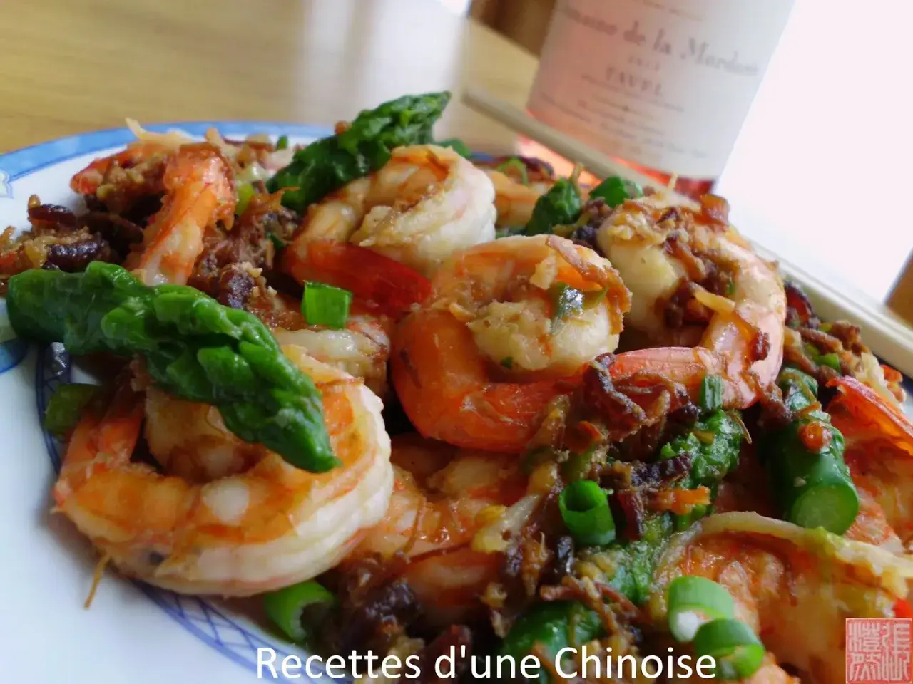 Crevettes saut&eacute;es &agrave; l'ail et aux oignons verts, un d&eacute;lice inspir&eacute; d'une recette chinoise.