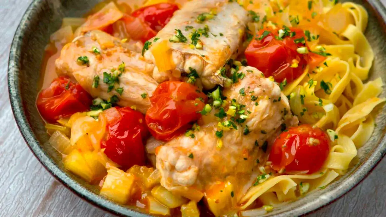 Un plat de pâtes aux morceaux de roussette requin, tomates cerises et herbes fraîches. Un délice marin !