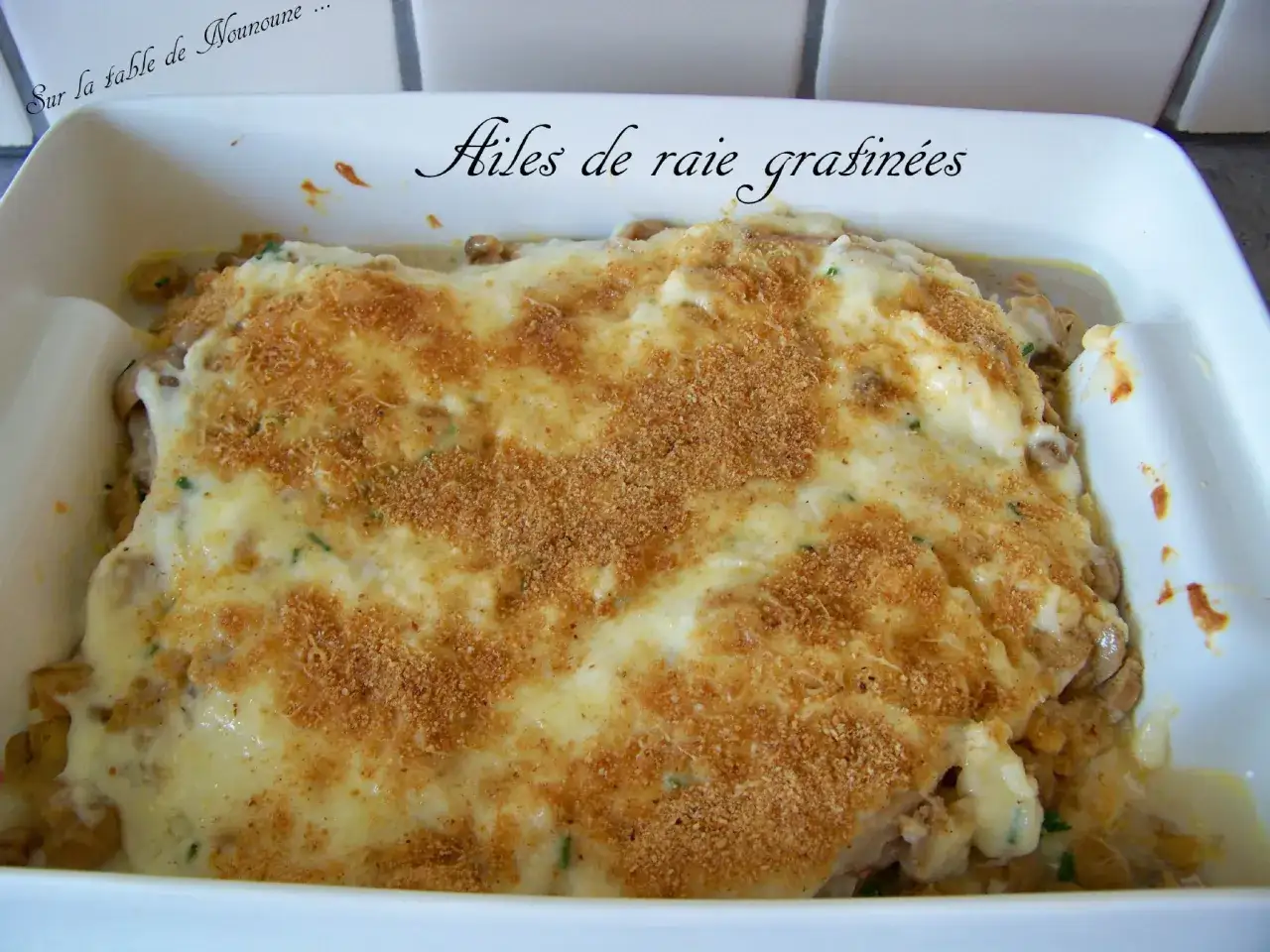 Ailes de raie gratin&eacute;es au four, recouvertes d'une sauce cr&eacute;meuse et d'une chapelure dor&eacute;e. Un plat r&eacute;confortant.