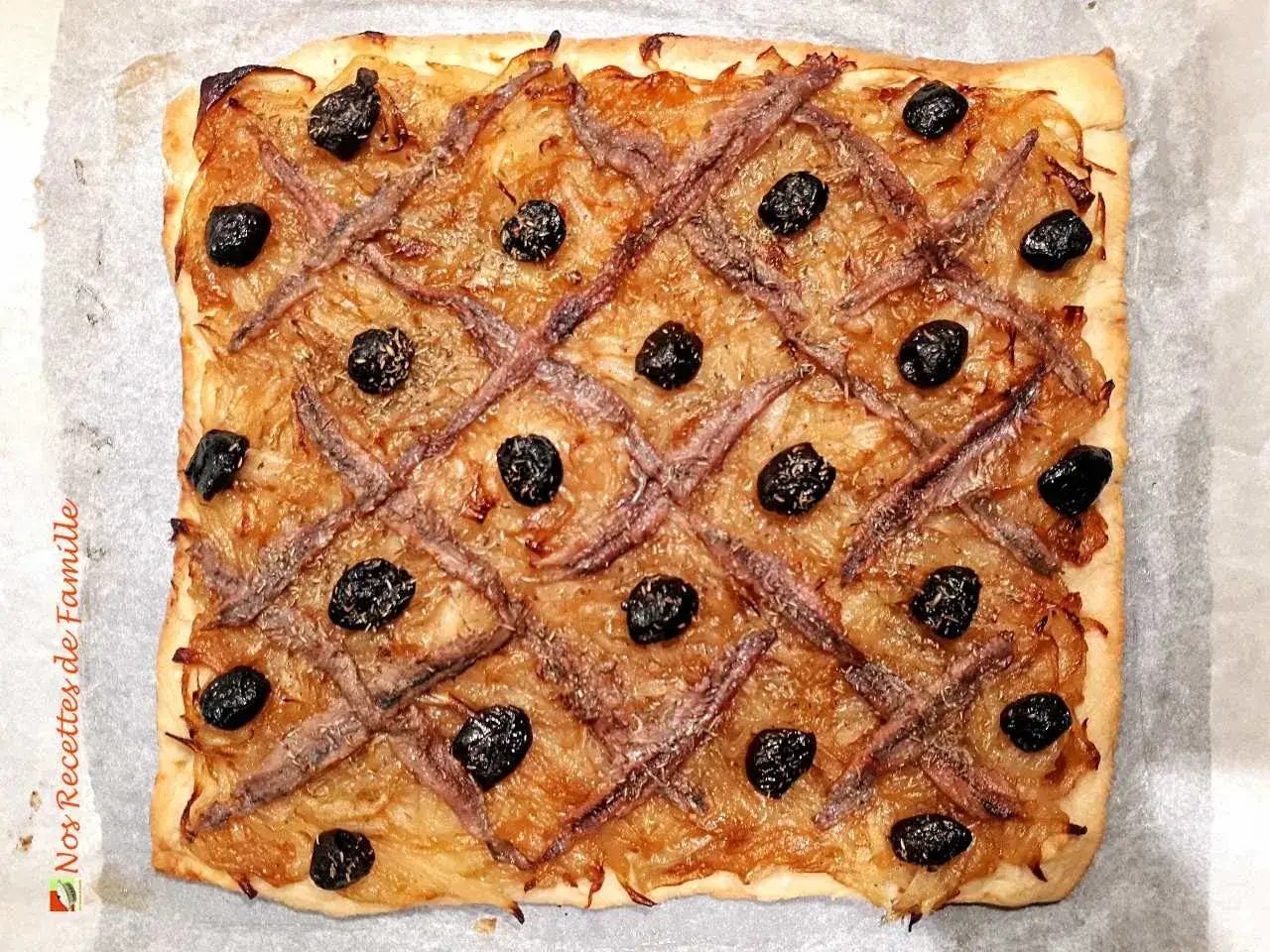 Pissaladi&egrave;re sur p&acirc;te bris&eacute;e ou feuillet&eacute;e, garnie d'oignons confits, d'anchois et d'olives noires. Un d&eacute;lice proven&ccedil;al !